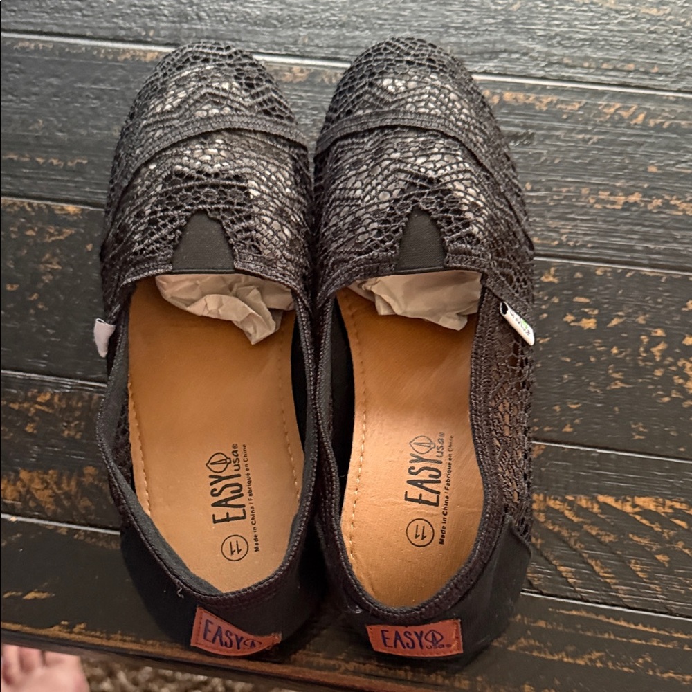 Easy Spirit Women's Black Textured Flats